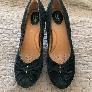 Clark’s Black Suede Leather Heel Bow Scallop 10M